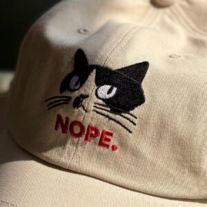 고양이 NOPE 자수 볼캡 모자